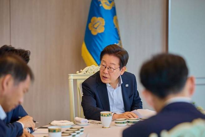 이재명 대통령이 지난 21일 서울 용산 대통령실 청사에서 김민석 국무총리와 주례 보고 회동을 하고 있다. 연합뉴스