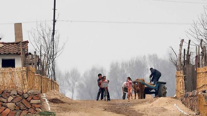 2017년 4월 16일 북한 신의주 지역 압록강변 도로 위 풍경