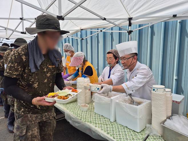 안유성 셰프와 조혜경 셰프가 전남 나주 침수 피해 지역을 방문해 음식 봉사를 하고 있다./대한적십자사