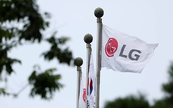 서울 여의도 LG트윈타워에 내걸린 LG 깃발이 휘날리는 모습. /뉴시스