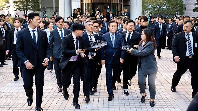 지난해 11월 당시 이재명 민주당 대표가 서울중앙지법에서 열린 선거법 위반 사건 재판을 마친 뒤 법원을 나서는 모습. /고운호 기자