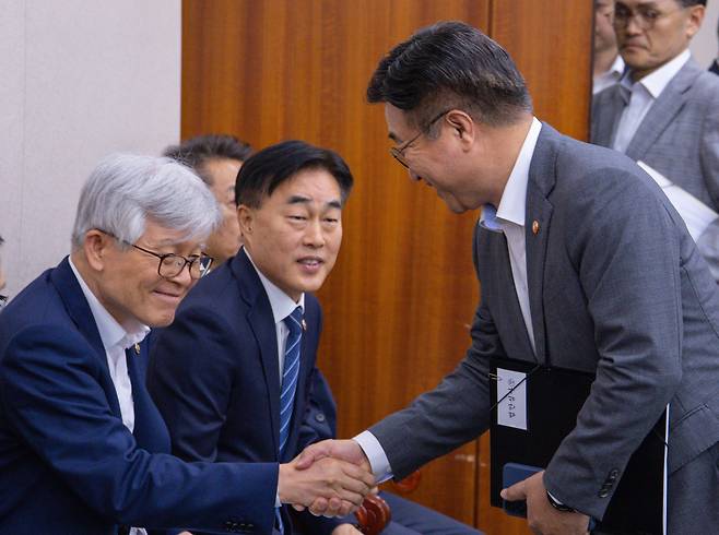 윤호중 행정안전부 장관(오른쪽)과 최동석 인사혁신처장이 22일 국회에서 열린 국회 법제사법위원회 전체 회의에 출석해 서로 인사하고 있다./연합뉴스