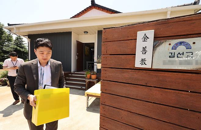 김건희 여사의 의혹들을 수사하는 민중기 특별검사팀이 25일 '양평공흥지구 특혜 의혹' 관련 국민의힘 김선교 의원 양평 자택 압수수색을 마친 뒤 압수품을 들고 이동하고 있다. /연합뉴스