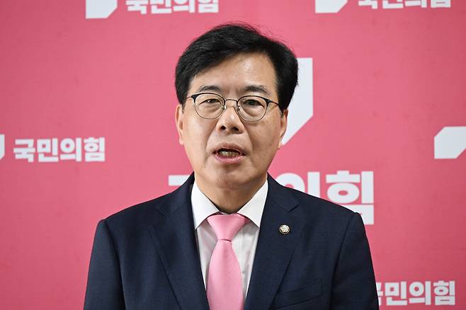 국민의힘 송언석 비상대책위원장 겸 원내대표가 25일 서울 여의도 국회에서 김건희 특검의 김선교 의원실 압수수색 등 현안과 관련해 취재진의 질의에 답하고 있다. /남강호 기자