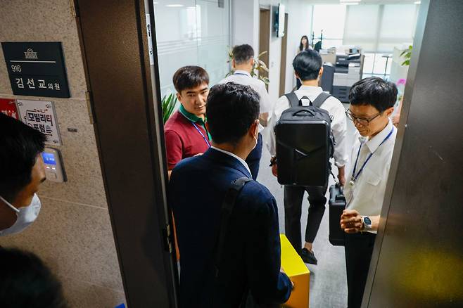 김건희 여사의 각종 의혹을 수사하는 민중기 특별검사팀이 '양평 고속도로 특혜 의혹' 관련 김선교 국민의힘 의원실 압수수색에 나선 25일 서울 여의도 국회의원회관 김 의원실에 박스를 든 특검 수사관들이 들어가고 있다./뉴스1