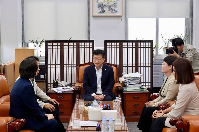 진보당 의원들이 24일 서울 여의도 국회에서 노조법 2·3조 개정과 관련해 안호영 환경노동위원장과 면담하고 있다. /진보당 제공