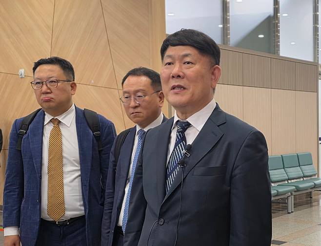 김정규(오른쪽)타이어뱅크 회장이 지난 5월 21일 대전고법에서 열린 탈세 혐의 항소심 결심 공판에 참석한 뒤 취재진의 질문에 답하고 있다. /연합뉴스