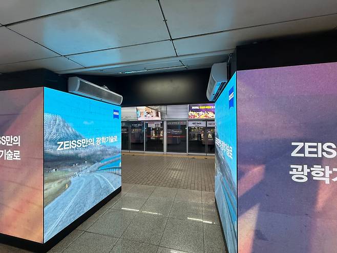 23일 서울 강남구 강남역의 승강장에 발광다이오드(LED) 광고판이 설치돼있다. /이호준 기자