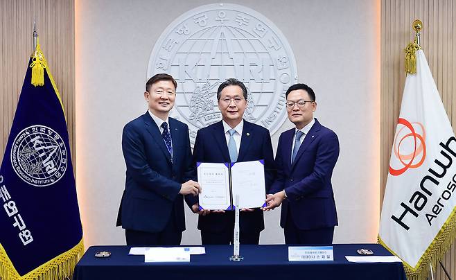 누리호 개발 기술 이전 계약 체결식에 참석한 (왼쪽부터)이상철 항우연 원장, 윤영빈 우주항공청장, 손재일 한화에어로스페이스 대표가 기념촬영을 하고 있다./우주항공청