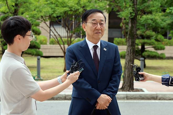 김윤덕 국토교통부 장관 후보자가 15일 오전 경기 과천시 정부과천청사에 마련된 인사청문회 사무실로 출근하며 소감을 밝히고 있다. /뉴스1