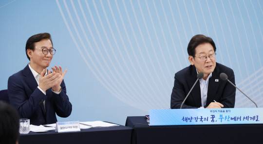이재명 대통령이 25일 부산 부경대에서 열린 타운홀미팅 '부산의 마음을 듣다' 지역 주민 간담회에서 참석자 질문에 답하고 있다. 이 대통령 왼쪽은 전재수 해양수산부 장관. 연합뉴스
