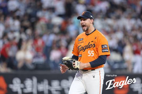 25일 대전 한화생명볼파크에서 열린 SSG랜더스와의 홈경기에서 선발투수로 나선 라이언 와이스가 환호하고 있다. 한화이글스 제공