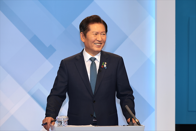 정청래 더불어민주당 당대표 후보가 지난 16일 오후 서울 목동 SBS 스튜디오에서 열린 민주당 당대표 후보 토론회에 참석해 웃으며 박찬대 후보를 바라보고 있다. ⓒ국회사진기자단