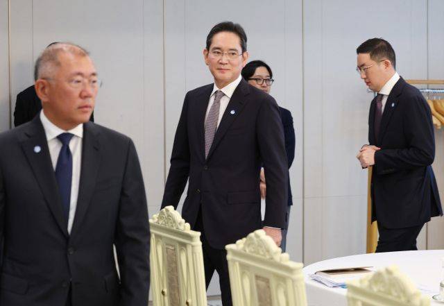 정의선 현대차 그룹 회장(왼쪽부터), 이재용 삼성전자 회장, 구광모 LG 그룹 회장이 지난달 13일 서울 용산 대통령실에서 이재명 대통령 주재로 열린 6경제단체·기업인 간담회에 참석하고 있다. ⓒ연합뉴스