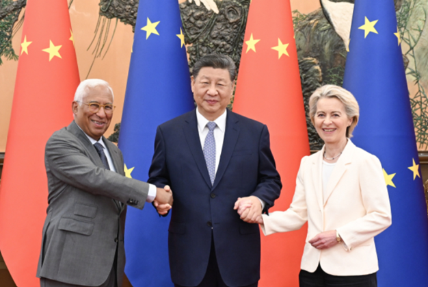 시진핑(가운데) 중국 국가주석이 24일 베이징 인민대회당에서 안토니오 코스타(왼쪽) 유럽연합(EU) 정상회의 상임의장과 우르줄라 폰데어라이엔 EU 집행위원장을 만나 악수를 나누고 있다. ⓒEPA/연합뉴스