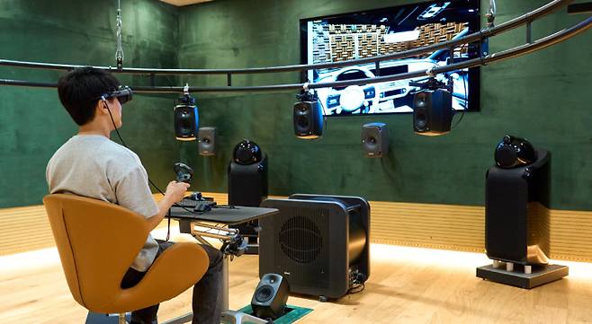 23일 경기 화성시 현대자동차·기아 남양기술연구소 NVH동 몰입음향스튜디오에서 연구원이 가상현실(VR) 장비를 착용한 채 가상 소음을 체험하는 모습. 현대자동차·기아 제공