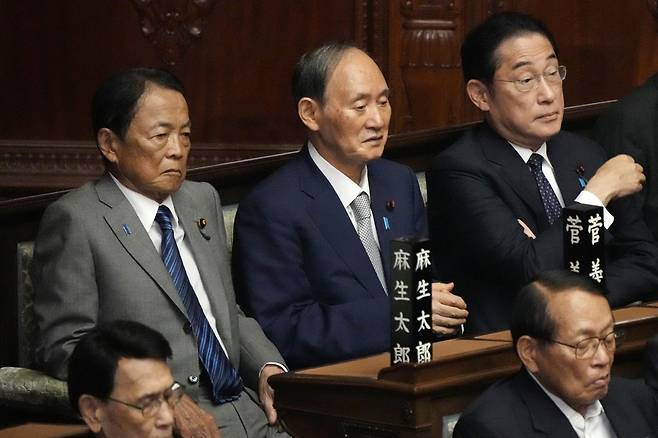 2024년 10월 4일 일본 도쿄 국회 중의원 본회의장에서 이시바 총리가 정책연설을 하는 동안 왼쪽부터 전직 총리인 아소 다로,  스가 요시히데, 기시다 후미오가 연설을 경청하고 있다. AP 뉴시스