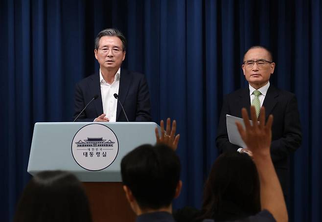 김용범 대통령실 정책실장과 위성락 국가안보실장이 25일 서울 용산구 대통령실청사에서 브리핑을 하고 있다. 2025.7.25. 대통령실사진기자단