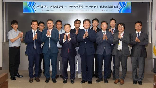 7월 25일 정부과천청사에서 열린 제2차 우주청-방사청 협업회의에서 참가자들이 기념 촬영을 하고 있다. 앞줄 왼쪽부터 세 번째 존 리 우주항공청 우주항공임무본부장, 네 번째 정규헌 방위사업청 미래전력사업본부장. 우주항공청 제공