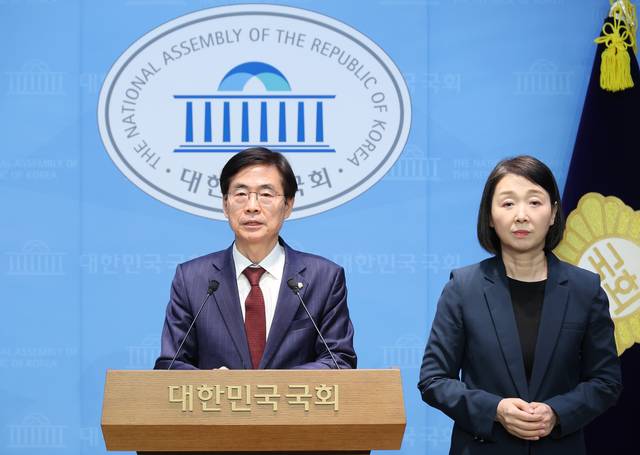 조경태 국민의힘 의원이 지난 23일 서울 여의도 국회 소통관에서 혁신후보 단일화 촉구 등 현안 관련 기자회견을 하고 있다. [연합뉴스]