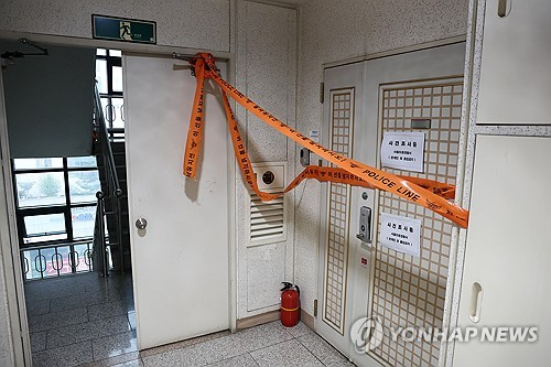 21일 인천에서 사제 총기를 발사해 가족을 숨지게 한 피의자의 주거지에 폴리스 라인이 설치돼 있다. 서울경찰청은 경찰특공대가 피의자의 서울 도봉구 쌍문동 주거지에서 신나와 타이머 등 사제 폭발물을 발견해 제거했다고 밝혔다.  [연합뉴스]