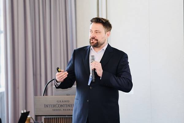 캘럽 스나이더(Caleb Snider), 아시아 사장(Managing Director, Asia)이 서울 살롱에서 오픈 엑세스에 대해서 발표하고 있다. 사진=엠디피아이코리아 제공