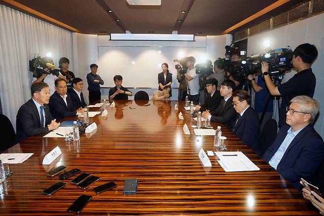 보건복지부가 25일 서울 중구 더 플라자 호텔 서울에서 전공의 현안 논의를 위한 제1차 수련협의체를 개최했다. 이형훈 복지부 제2차관(맨 왼쪽)이 발언하고 있다.(사진=보건복지부)