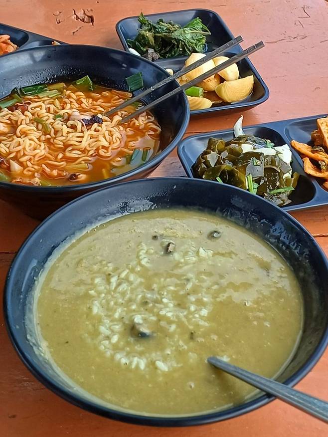 비양도에서 맛볼 수 있는 문어라면과 보말죽
