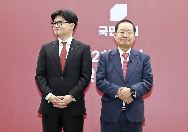 한동훈(왼쪽) 전 대표와 홍준표 전 대구시장이 제21대 대통령선거 국민의힘 경선 후보이던 지난 4월 23일 오후 서울 여의도 국민의힘 중앙당사에서 열린 2차 경선토론회 미디어데이에서 맞수토론 상대로 결정된 뒤 기념촬영하는 모습. /사진=뉴시스