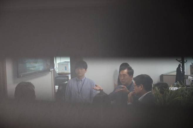 김건희 여사의 의혹들을 수사하는 민중기 특별검사팀이 '양평고속도로 특혜의혹'과 관련해 국민의힘 김선교 의원의 국회 사무실을 압수수색한 25일 김기현 의원 등 국민의힘 의원들이 서울 여의도 국회 의원회관 김 의원실에 모여 있다. 연합뉴스
