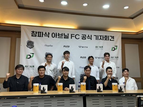 김태영 감독 등이 참석한 참파삭아브닐FC 기자회견. 김정용 기자