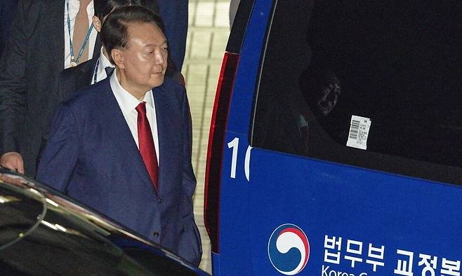 윤석열이 2025년 7월9일 서울 서초구 서울중앙지방법원에서 열린 구속 전 피의자 심문(영장실질심사)을 마친 뒤 서울구치소로 향하고 있다. 사진공동취재단