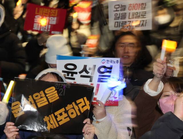 ‘내란범 윤석열 퇴진 시민촛불’ 집회가 지난해 126일 저녁 서울 여의도 국회 앞에서 열려 시민이 손팻말을 들고 있다. 김영원 기자 forever@hani.co.kr