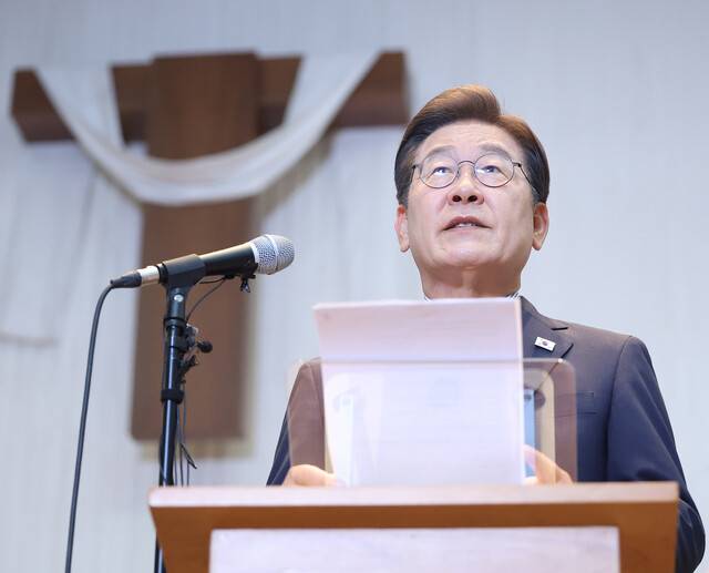 이재명 당시 더불어민주당 대통령 후보가 지난달 2일 경기 성남시 주민교회에서 기자회견을 하고 있다. 이 후보는 2004년 성남시의료원 설립 운동을 하다 성남시의회의 부결 결정에 반발한 혐의로 수배됐을 때, 이 교회 지하실로 몸을 피한 바 있다. 연합뉴스