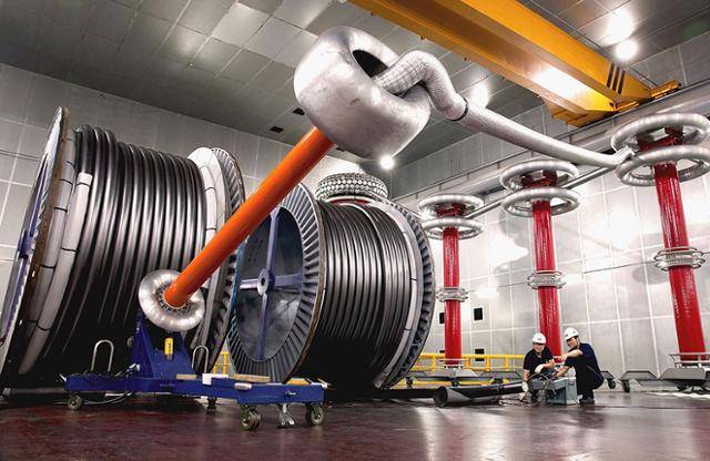 LS전선 직원이 구미공장에서 초고압 직류(HVDC) 케이블을 테스트하고 있다.