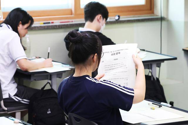 경기 수원 효원고 학생들이 고3 전국연합학력평가가 실시된 10일 1교시 국어영역 시험지를 받아 보고 있다. 연합뉴스