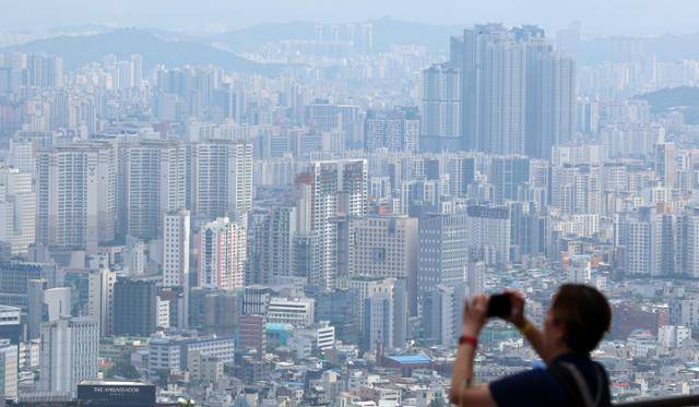 24일 서울 남산에서 바라본 서울 시내 아파트. 뉴스1