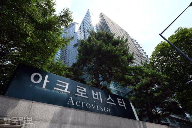 25일 윤석열 전 대통령 부부 사저가 있는 서울 서초구 아크로비스타 모습. 김건희 여사 관련 의혹을 수사하는 민중기 특별검사팀은 이날 윤 전 대통령 부부 자택과 지하 상가 코바나컨텐츠 사무실을 압수수색했다. 강예진 기자