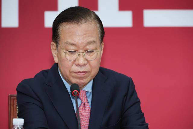 권영세 국민의힘 전 비상대책위원장이 지난 5월 10일 국회에서 김문수 대통령 후보 자격 취소·한덕수 예비후보 입당 및 대선후보 등록 과정에 대해 기자회견을 하고 있다. 뉴스1