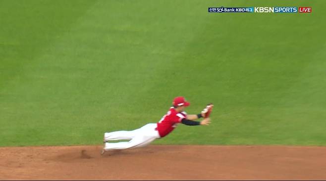 24일 대구 삼성전 3회 김성윤의 타구를 다이빙 캐치로 연결하는 2루수 정준재. KBSN스포츠, 티빙 캡처