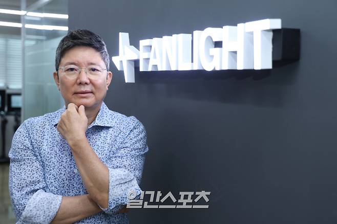 팬라이트 최경일 회장이 21일 오전 서울 강남구 논현동 팬라이트 본사에서 진행된 일간스포츠와의 인터뷰에 앞서 포즈를 취하고 있다. 서병수 기자 qudtn@edaily.co.kr /2025.07.21/