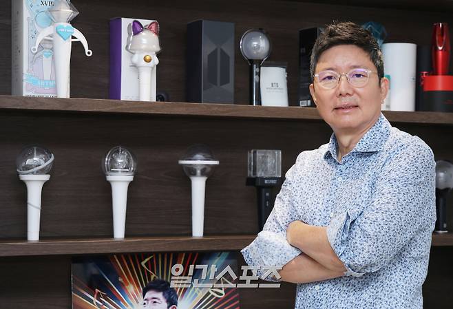 팬라이트 최경일 회장이 21일 오전 서울 강남구 논현동 팬라이트 본사에서 진행된 일간스포츠와의 인터뷰에 앞서 포즈를 취하고 있다. 서병수 기자 qudtn@edaily.co.kr /2025.07.21/