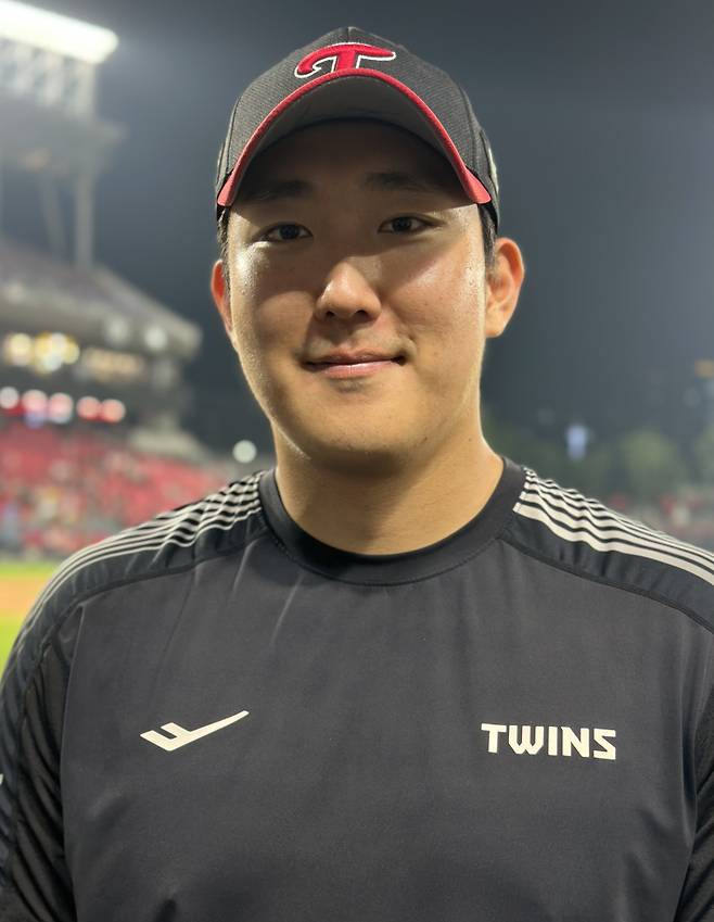 지난 24일 광주 KIA전 승리 후 인터뷰에서 미소 짓고 있는 손주영. 광주=이형석 기자