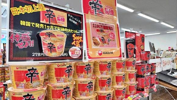 일본 매장에 진열된 신라면 툼바. [사진=농심]