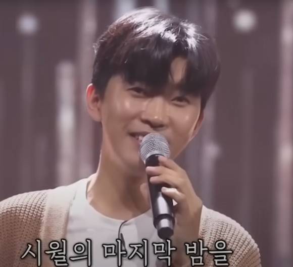 가수 임영웅이 부른 '잊혀진 계절' 듀엣 무대 영상이 유튜브 조회수 1900만 회를 돌파했다. 사진은 해당 무대에서 노래를 부르는 임영웅. [사진=유튜브 @임영웅]