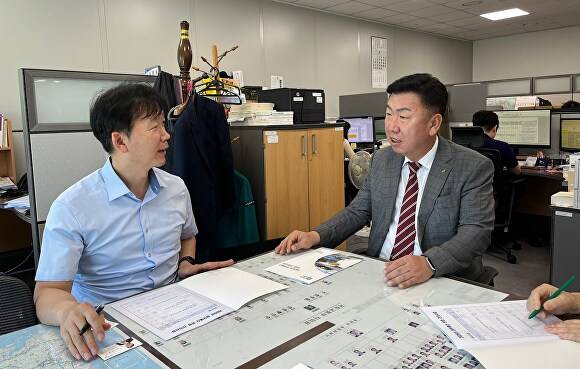 이범석(오른쪽) 청주시장이 25일 최용호 기획재정부 국토교통예산과장을 만나 국비 지원을 요청하고 있다. [사진=청주시]