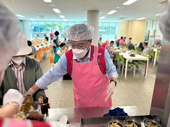 엄태영 충북도당위원장이 25일 청주서원노인복지관에서 배식 봉사를 하고 있다. [사진=국민의힘 충북도당]