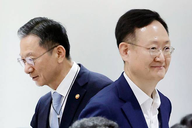 정성호 법무부 장관(왼쪽)과 봉욱 대통령실 민정수석비서관이 22일 서울 용산 대통령실 청사에서 이재명 대통령 주재로 열린 국무회의에 참석해 자리로 향하고 있다. 2025.7.22 [대통령실통신사진기자단] [사진=연합뉴스]