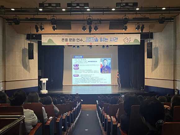 오늘 평택시 북부문화예술회관 소공연장에서 평택 관내 공·사립학교 교육공무직원 약 200명을 대상으로 ‘2025년 평택교육지원청 교육공무직원 역량강화 연수’를 하고 있다. [사진=평택교육지원청]