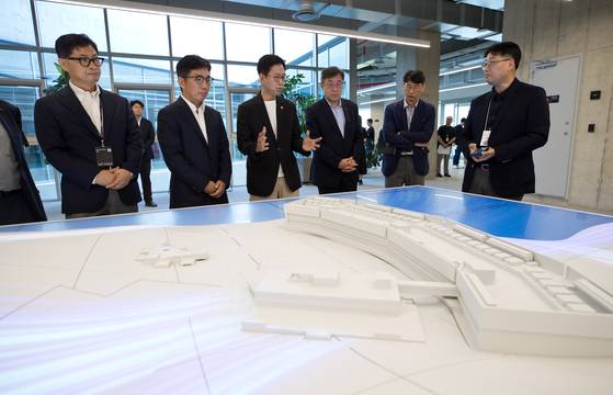 24일 배경훈 과학기술정보통신부 장관(왼쪽 세번째)이 김유원 네이버클라우드 대표(왼쪽 두번째) 등과 세종시에 위치한 네이버 데이터센터 ‘각’ 내부를 시찰하고 있다. 이날 배 장관은 데이터센터 시설 현황을 점검한 뒤 주요 기업·협회·학계 관계자들과 현장 간담회를 진행했다. [사진 과기정통부]